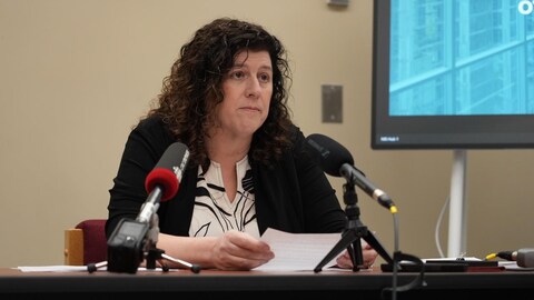 Karen Hogan, devant des micros, le 30 mai 2023, à Iqaluit, au Nunavut.