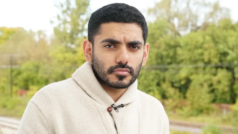 Omar Abdulaziz devant une forêt. Omar Abdulaziz devant une forêt.
