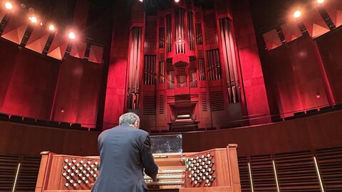 Richar Paré joue devant l'orgue. 
