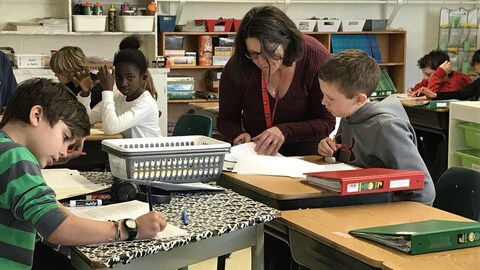L'orthopédagogue Rita Bourgeois aide des élèves de l'École Précieux-Sang L'orthopédagogue Rita Bourgeois aide des élèves de l'École Précieux-Sang