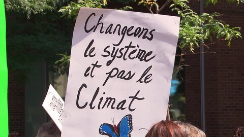 Une affiche avec un slogan environnementaliste.