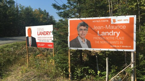 La pancarte du néo-démocrate est craquelée, celle du libéral a été aspergée de peinture orange.