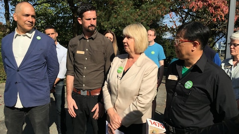 Adriane Carr, conseillère du parti vert à la Ville de Vancouver, est entourée des autres candidats du parti sur une terrasse de l'hôtel de ville. Adriane Carr, conseillère du parti vert à la Ville de Vancouver, est entourée des autres candidats du parti sur une terrasse de l'hôtel de ville.