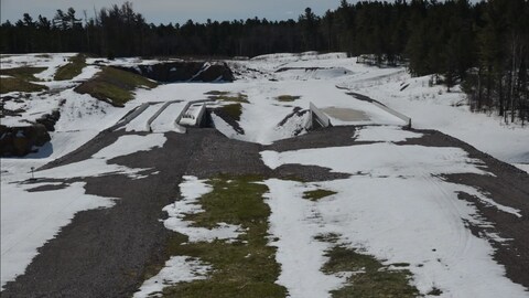 Deux passerelles sous la neige.