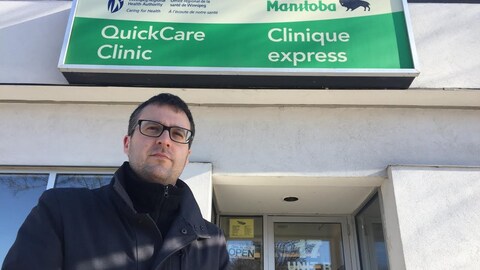 Pat Fortier devant la Clinique express de Saint-Boniface, à Winnipeg Pat Fortier devant la Clinique express de Saint-Boniface, à Winnipeg