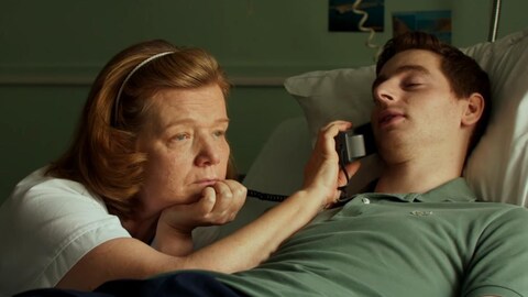Ben (Pablo Pauly) avec une infirmière qui tient le téléphone.
