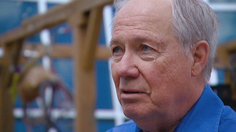 Le directeur général du Réseau santé albertain, Paul Denis, vu de son profil gauche, devant la façade de la Cité francophone d'Edmonton. Le directeur général du Réseau santé albertain, Paul Denis, vu de son profil gauche, devant la façade de la Cité francophone d'Edmonton.