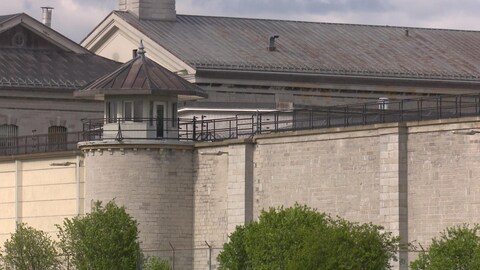 Une partie du mur et des tours d'observation du pénitencier de Kingston.
