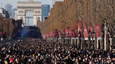 Avec l'Arc de triomphe en arrière-plan, le cercueil de Johnny Hallyday est transporté le long de l'avenue des Champs-Élysées devant des milliers de personnes, samedi à Paris. 