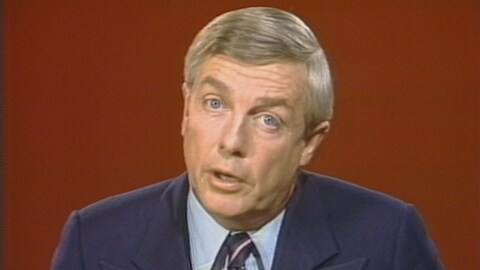 L'ancien premier ministre albertain Peter Lougheed lors d'un discours télévisé en 1980 L'ancien premier ministre albertain Peter Lougheed lors d'un discours télévisé en 1980