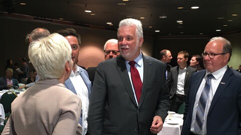 Philippe Couillard salue des invités. Philippe Couillard salue des invités.