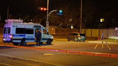 Une piétonne a été happée mortellement par un véhicule à Pointe-Claire.