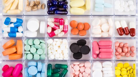 Des pilules de tailles, de formes et de couleurs différentes 