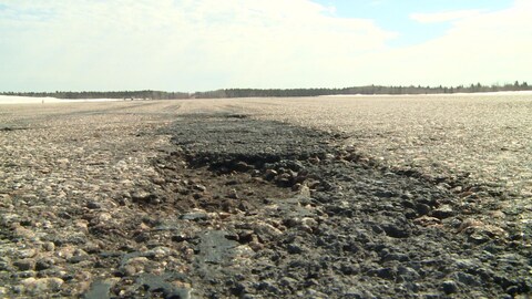 Un trou dans la piste de l'aéroport de Baie-Comeau Un trou dans la piste de l'aéroport de Baie-Comeau