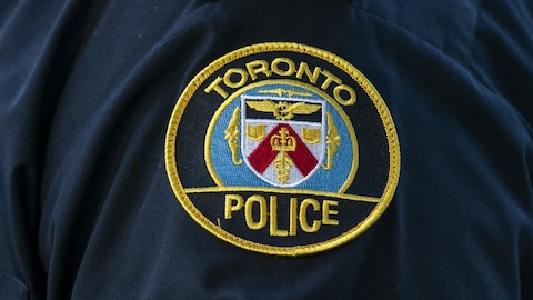 Un écusson de la police de Toronto sur la manche d'un uniforme.