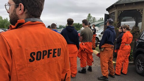 De pompiers en uniforme de la SOPFEU.