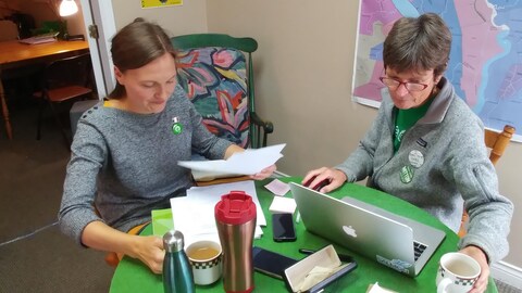Megan Mitton et Sabine Dietz, assise côte à côte, révisent des notes et des documents à l'ordinateur.
