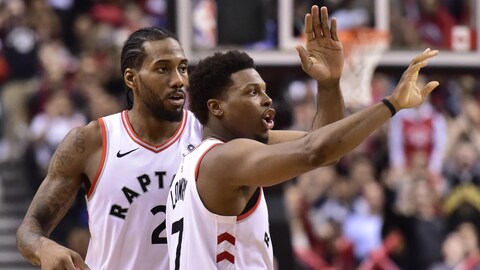 Deux joueurs de basketball sur le terrain