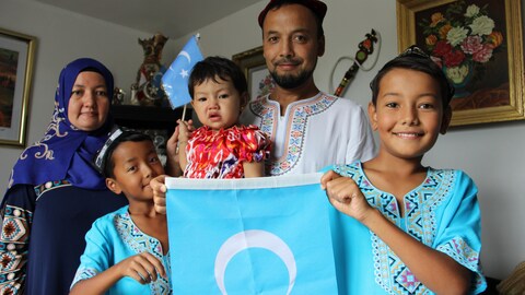 Una familia de refugiados uigures en Montreal. 