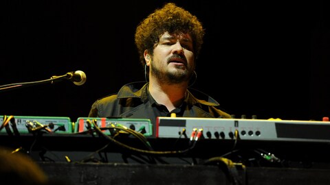 Richard Swift était au clavier durant un concert avec The Shins, en 2012.