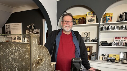L’humoriste et animateur Richard Z. Sirois souhaite faire connaître l’ancien magasin de photographie de son grand-père, à Matane.