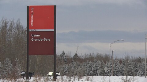 La pancarte de l'usine Grande-Baie de Rio Tinto. La pancarte de l'usine Grande-Baie de Rio Tinto.