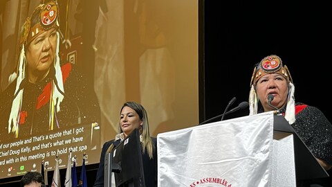 RoseAnne Archibald parle à la tribune lors de l'assemblée générale de l'Assemblée des Premières Nations du Canada.