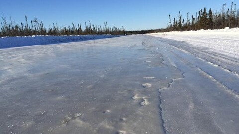 La route de glace le long de la Côte Ouest de la Baie James entre Moosonee et Attawapiskat