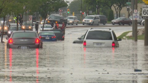 Des automobilistes se sont aventurés dans les rues inondées. Des automobilistes se sont aventurés dans les rues inondées.