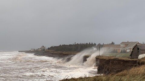 L'onde de tempête se fait sentir lundi après-midi à Sainte-Marie–Saint-Raphaël, sur l'île du Lamèque dans la Péninsule acadienne.