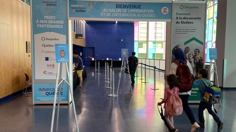Des personnes marchant vers une entrée. 