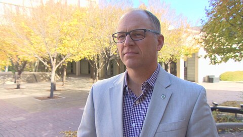 Scott Gillingham, conseiller municipal de Winnipeg, devant des arbres. Scott Gillingham, conseiller municipal de Winnipeg, devant des arbres.