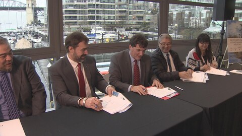 Le ministre Dominic LeBlanc (milieu) signe le protocole d'entente de gouvernance concertée pour protéger la côte nord du Pacifique. Le ministre Dominic LeBlanc (milieu) signe le protocole d'entente de gouvernance concertée pour protéger la côte nord du Pacifique.