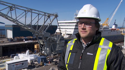 Simon Riopel devant le chantier maritime Simon Riopel devant le chantier maritime