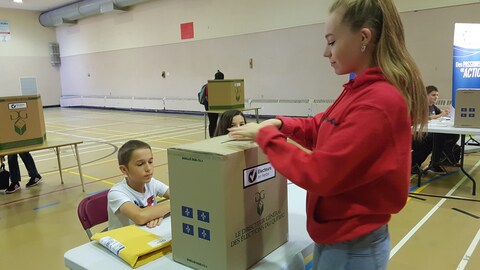 Une élève d'une école secondaire de Québec dépose son bulletin dans une urne à l'occasion d'une simulation électorale
