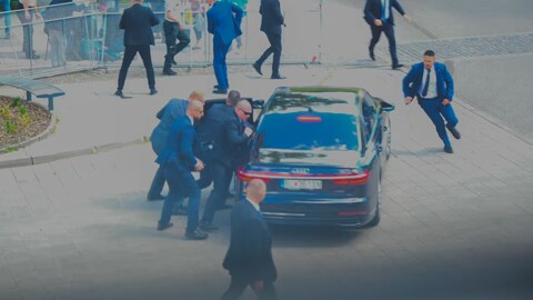 保安人員將斯洛伐克總理菲佐（Robert Fico）抬上一輛汽車。