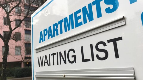 Un anuncio en Vancouver dice que hay una lista de espera para alquilar un apartamento.
