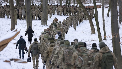 Una fila de soldados ucranianos.
