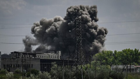 Un panache de fumée s'élève d'une usine.
