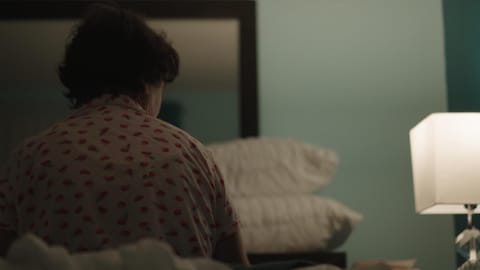 Radio-Canada / Découverte Une dame est assise sur son lit.