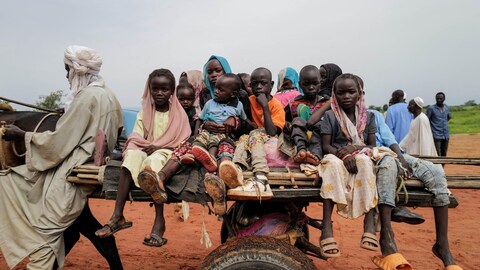 نازحون سودانيون يعبرون إلى منطقة أدري التشادية على الحدود مع بلادهم في 4 آب (أغسطس) 2023 بعد هروبهم من المعارك في منطقة دارفور في غرب السودان.