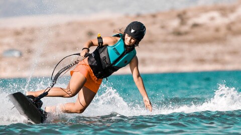 Une athlète de jetsurf en action. Une athlète de jetsurf en action.