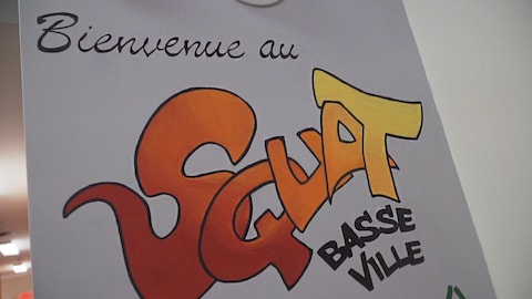 Un panneau où il est écrit «Bienvenue au Squat Basse ville».