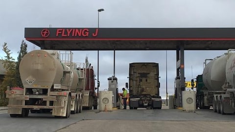 Des camions qui font le plein d'essence à la station-service Flying J. Des camions qui font le plein d'essence à la station-service Flying J.