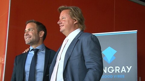 Un des vice-présidents de Stingray, Lloyd Feldman, et l'entrepreneur Eric Boyko prennent la pose.