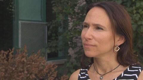 Suzanne Tremblay répond aux questions d'une journaliste. Suzanne Tremblay répond aux questions d'une journaliste.