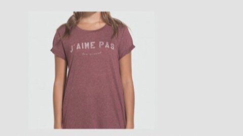 Ce t-shirt de la chaîne de vêtements québécoise Ardène a attiré l'attention de jeunes acadiens en Nouvelle-Écosse. Ce t-shirt de la chaîne de vêtements québécoise Ardène a attiré l'attention de jeunes acadiens en Nouvelle-Écosse.