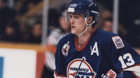 Teemu Selanne lors d'un match opposant les Jets de Winnipeg aux Maple Leafs de Toronto en mars 1993. Teemu Selanne lors d'un match opposant les Jets de Winnipeg aux Maple Leafs de Toronto en mars 1993.
