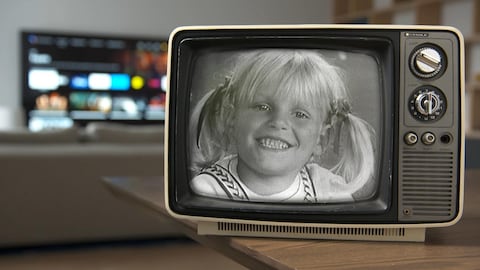Une jeune fille dans une vieille télé.