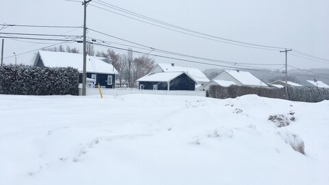 Les résidents craignent que l'aménagement d'un stationnement pour camions semi-remorque amène une dévaluation de leur maison. Les résidents craignent que l'aménagement d'un stationnement pour camions semi-remorque amène une dévaluation de leur maison.
